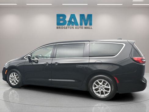 Used 2024 Chrysler Pacifica Touring-L FWD image 4