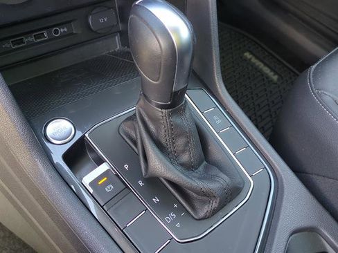 Used 2020 Volkswagen Tiguan SE image 62