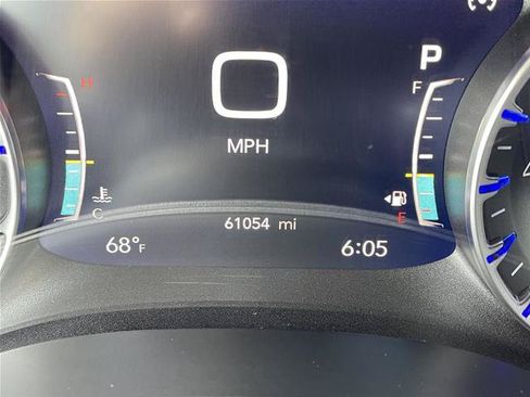 Used 2024 Chrysler Pacifica Touring-L FWD image 3