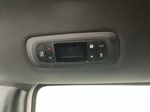 Used 2023 Chrysler Pacifica Touring FWD image 11
