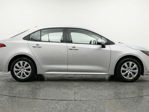 Used 2025 Toyota Corolla LE FWD image 11