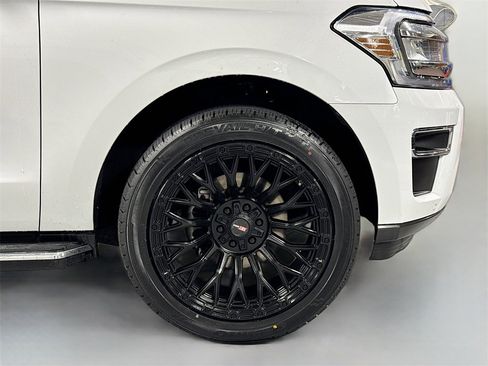 Used 2023 Ford Expedition Limited image 12