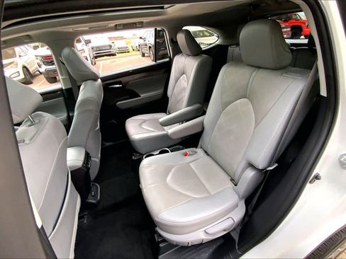 Used 2021 Toyota Highlander Platinum image 21