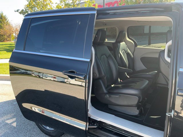 Used 2024 Chrysler Pacifica Limited FWD image 18