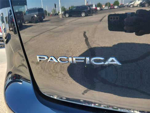 Used 2023 Chrysler Pacifica Touring-L FWD image 8