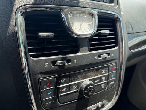 Used 2013 Chrysler Town & Country Touring FWD image 26
