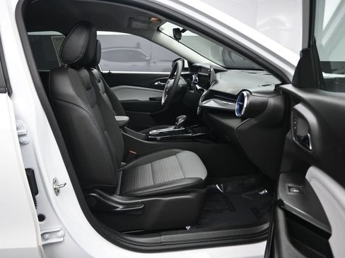Used 2025 Chevrolet Trax LT FWD image 26