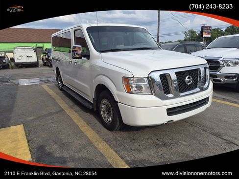 Used 2018 Nissan NV 3500 Passenger RWD image 3