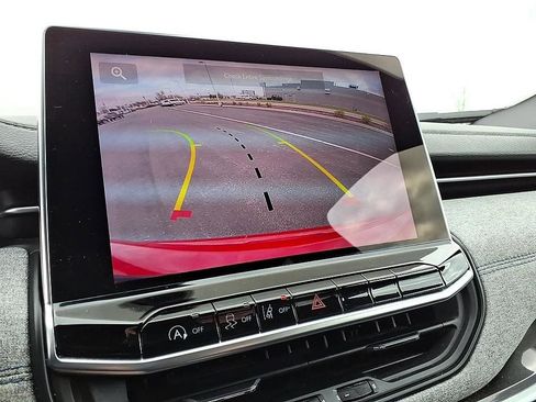 Used 2024 Jeep Compass Latitude image 30