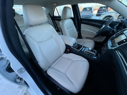 Used 2022 Chrysler 300 Touring L image 28