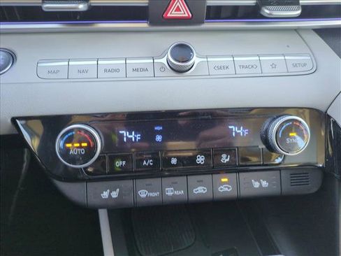 Used 2025 Hyundai Elantra Limited image 13