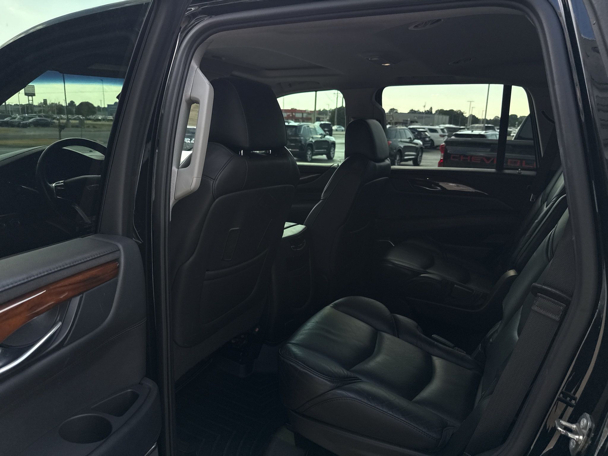 Used 2018 Cadillac Escalade Luxury AWD/4WD image 16