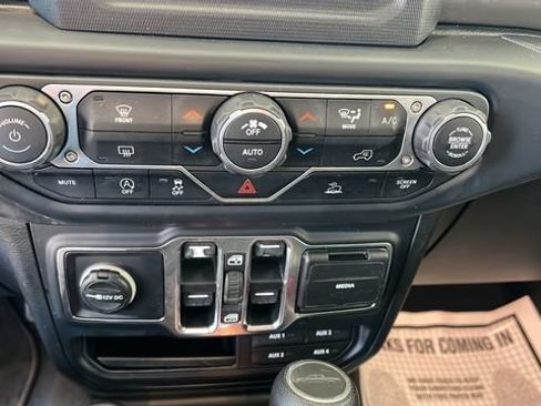 Used 2020 Jeep Gladiator Sport w/ Technology Group AWD/4WD image 19