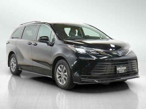 Used 2024 Toyota Sienna LE AWD/4WD image 7