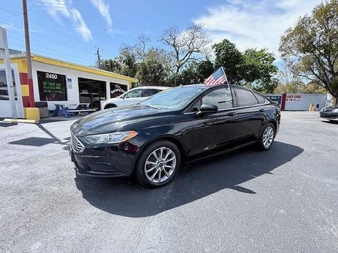 Used 2017 Ford Fusion SE w/ Fusion SE Technology Package image 2