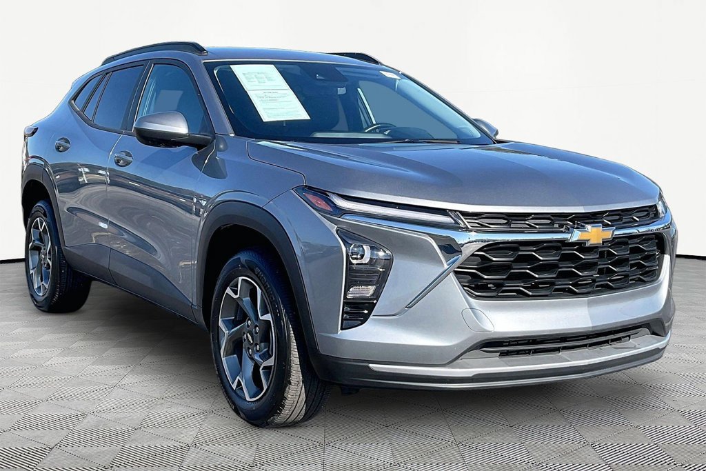 Used 2025 Chevrolet Trax LT w/ Driver Confidence Package FWD image 3