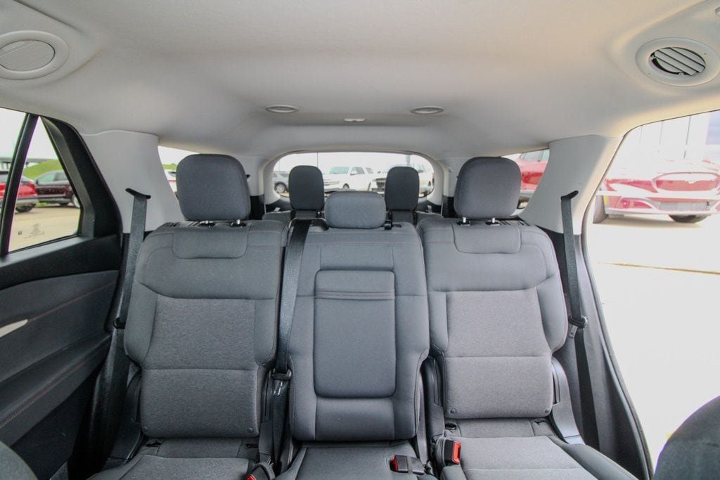 Used 2025 Ford Explorer Active AWD/4WD image 11