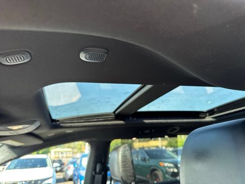 Used 2025 Chrysler Pacifica Limited FWD image 5