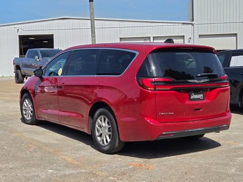 Used 2025 Chrysler Pacifica Select FWD image 7