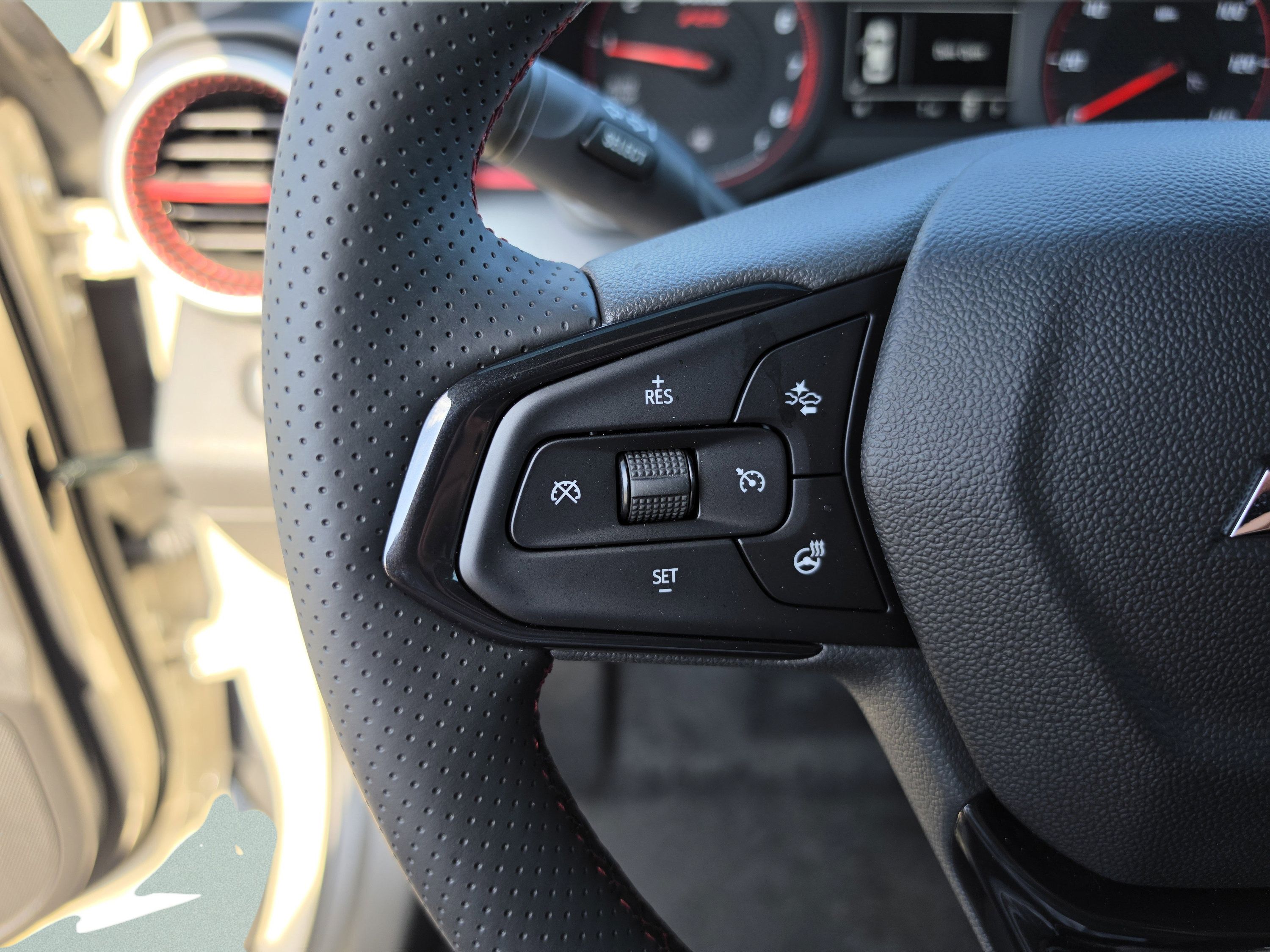 Used 2026 Chevrolet Trax RS w/ Sunroof Package FWD image 30