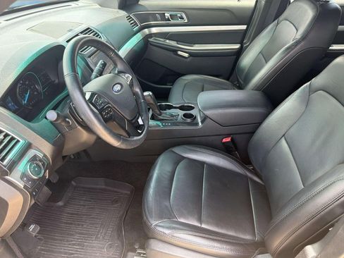 Used 2017 Ford Explorer XLT w/ Equipment Group 202A FWD image 5