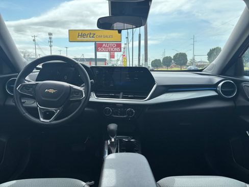 Used 2025 Chevrolet Trax LT w/ LT Convenience Package FWD image 32