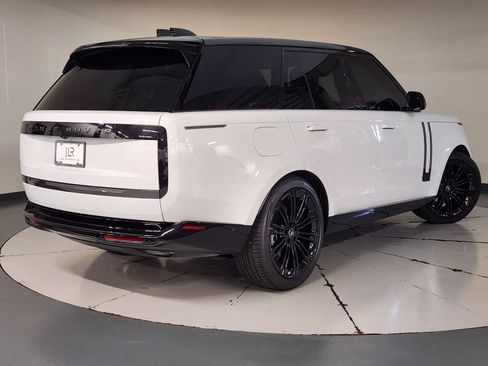 Used 2024 Land Rover Range Rover SE AWD/4WD image 2
