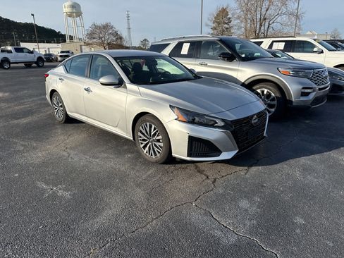 Used 2023 Nissan Altima 2.5 SV image 2