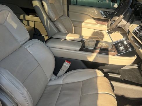 Used 2019 Lincoln Navigator Reserve image 15
