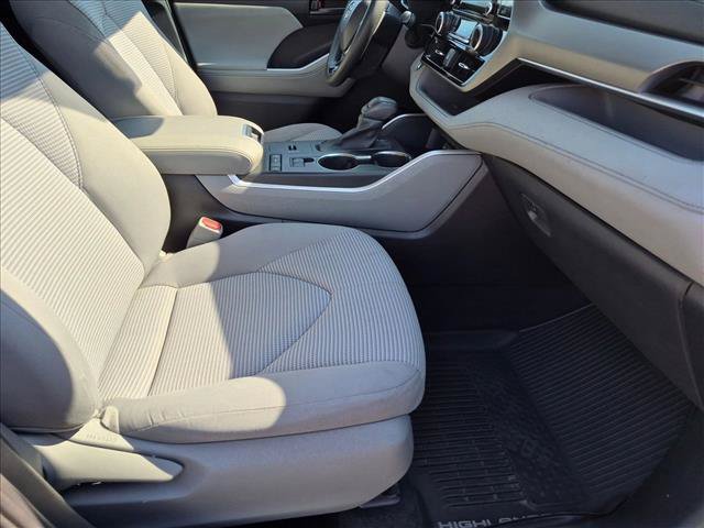 Used 2020 Toyota Highlander L FWD image 19