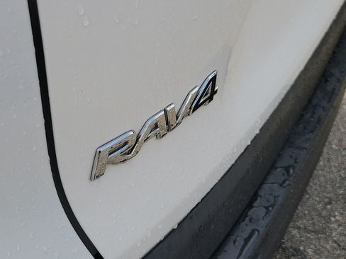 Used 2021 Toyota RAV4 XLE AWD/4WD image 6