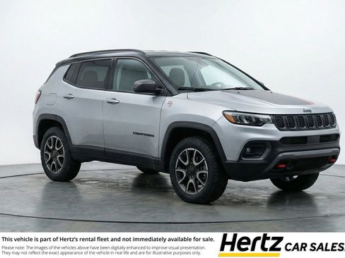 Used 2025 Jeep Compass Trailhawk image 1