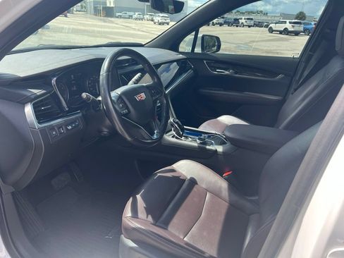 Used 2022 Cadillac XT6 Premium Luxury w/ Technology Package FWD image 12