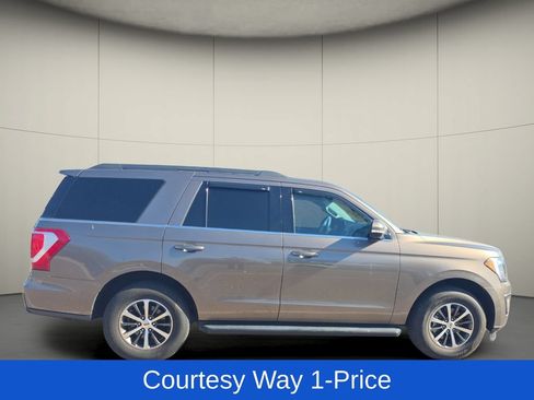 Used 2018 Ford Expedition XLT w/ Equipment Group 201A RWD image 11