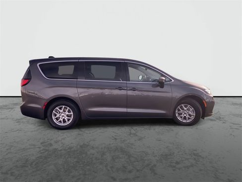 Used 2023 Chrysler Pacifica Touring-L image 9