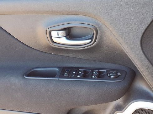 Used 2021 Jeep Renegade Latitude FWD image 15