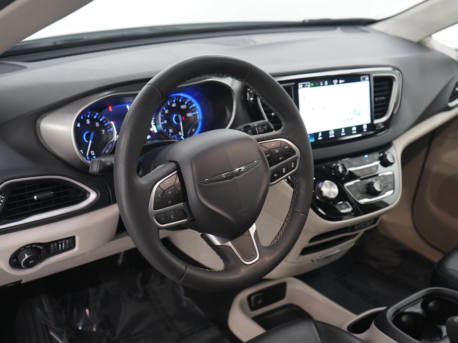 Used 2023 Chrysler Pacifica Touring-L FWD image 24