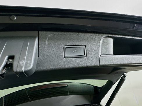 Used 2025 Volkswagen Atlas SE image 31