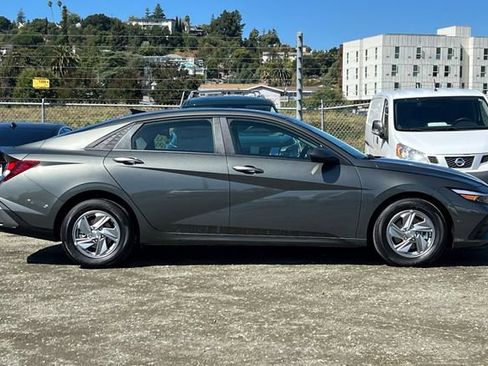 New 2026 Hyundai Elantra SE FWD image 5