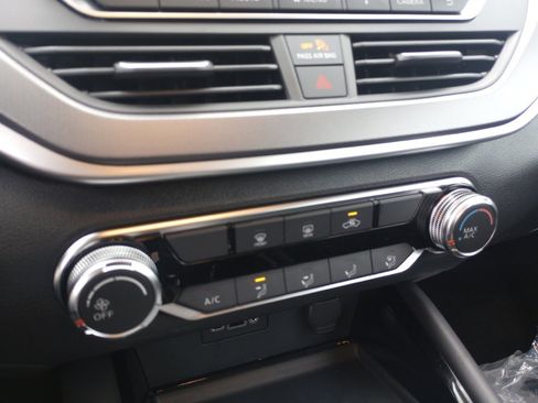 New 2025 Nissan Altima 2.5 SR image 17