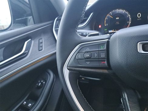 Certified 2024 Jeep Grand Cherokee Limited w/ Black Appearance Package image 17