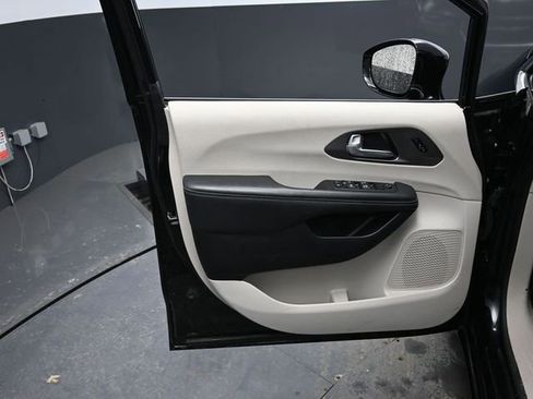 Used 2024 Chrysler Pacifica Touring-L image 13