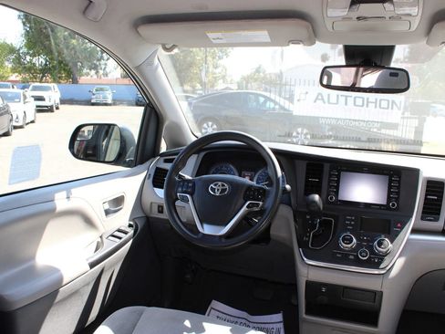 Used 2019 Toyota Sienna LE FWD image 17