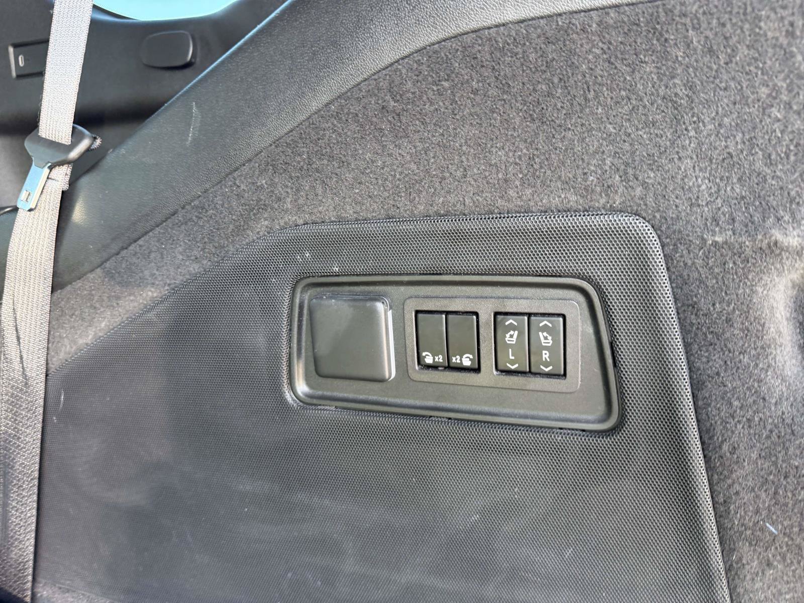 Used 2023 Cadillac Escalade Premium Luxury w/ Performance Package AWD/4WD image 7