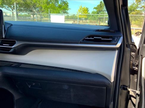 Used 2021 Toyota Sienna Limited image 18