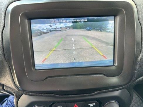 Used 2018 Jeep Renegade Latitude w/ Cold Weather Group AWD/4WD image 18