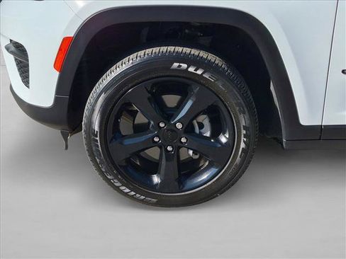Used 2023 Jeep Grand Cherokee Altitude AWD/4WD image 11