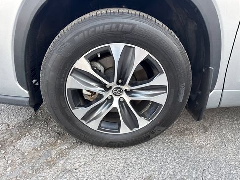 Used 2023 Toyota Highlander XLE AWD/4WD image 25