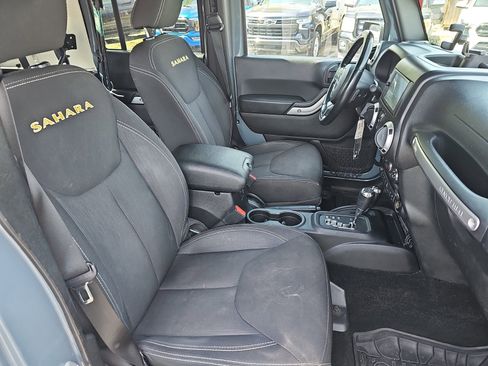 Used 2015 Jeep Wrangler Unlimited Sahara w/ Connectivity Group image 9