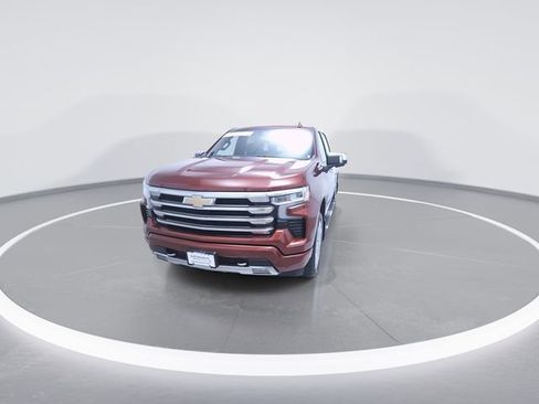 Used 2025 Chevrolet Silverado 1500 High Country w/ High Country Premium Package AWD/4WD image 3